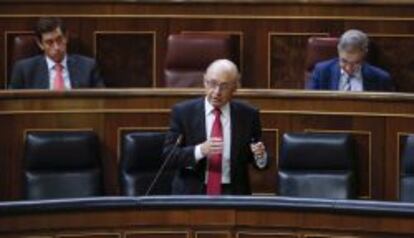 El ministro de Hacienda y Administraciones P&uacute;blicas, Crist&oacute;bal Montoro, durante su intervenci&oacute;n hoy en el pleno del Congreso.