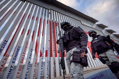 Miembros de la Guardia Nacional patrullan junto al muro fronterizo entre Estados Unidos y México, el 25 de enero en Tijuana.