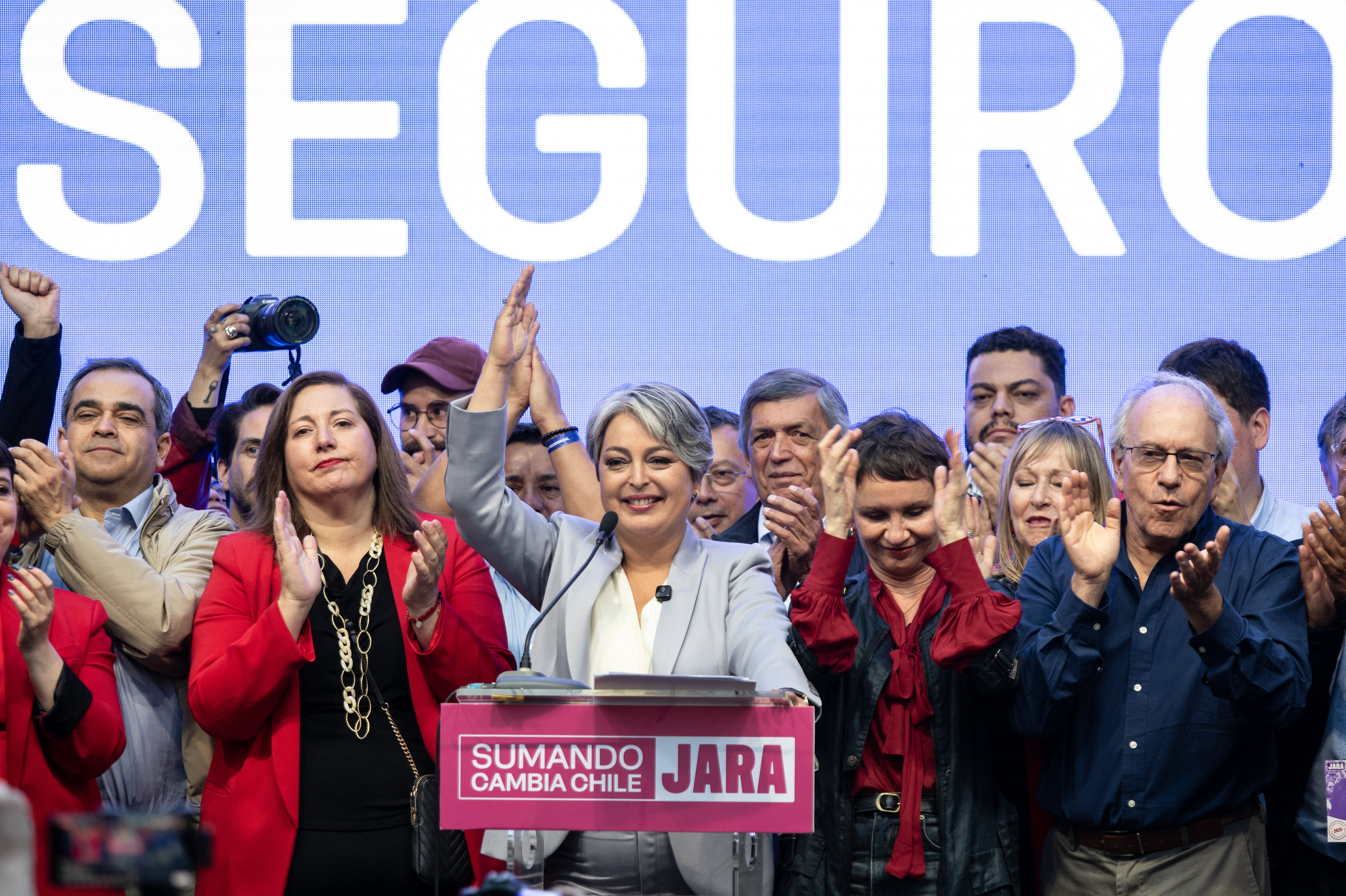 Jeannette Jara frente a su equipo tras conocerse los resultados oficiales de las elecciones.