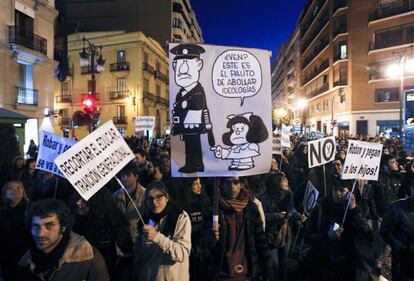 Pancartas en la manifestación contra los recorte en Valencia.