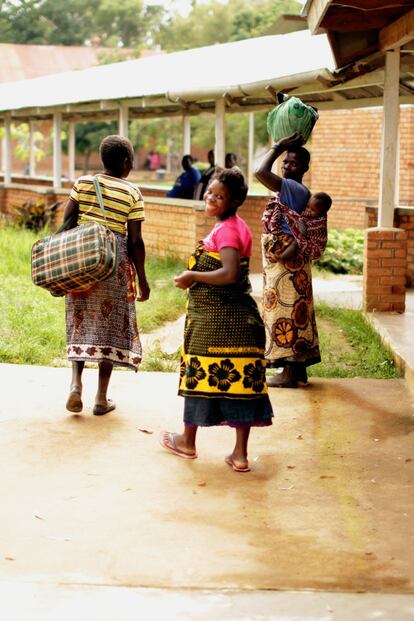 Las bajas tasas de escolarización suponen una gran barrera para la mejora de la salud en Malaui. Un 51% de las mujeres son analfabetas, frente al 21% de analfabetismo masculino. La falta de educación e información pone en riesgo, a menudo, la salud materna y de los niños. 