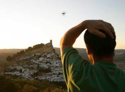 Una vista del pueblo granadino de Montefrío, con la fortaleza árabe y la iglesia de la Encarnación al fondo.