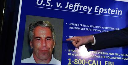 El fiscal del distrito sur de Nueva York, Geoffrey Berman, anuncia los cargos contra Jeffrey Epstein en la ciudad de Nueva York.