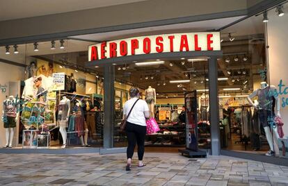 Una cliente entrando en una tienda de Aeropostale en Broomfield, Colorado