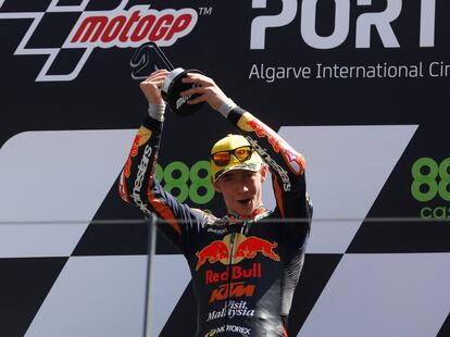 Pedro Acosta celebra la victoria en el GP de Portugal.