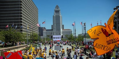 La palabra "Resist" en el Ayuntamiento de Los Ángeles.