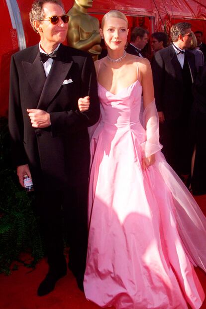 Gwyneth Paltrow recogió el Oscar con este vestido rosa de Ralph Lauren. 