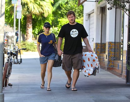 El actor Chris Pratt pasea con su entonces pareja Anna Faris por Los Ángeles en 2012.