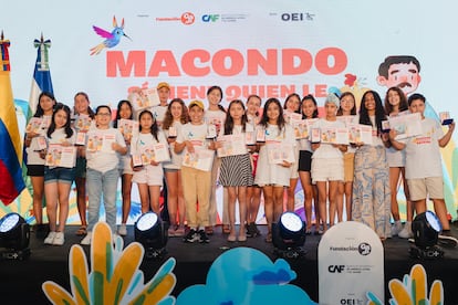 Los niños y niñas ganadores de Macondo sí tiene quien le escriba 2025 durante el evento de premiación.