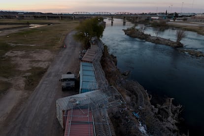 Barreras de contenedores de transporte bloquean la frontera a lo largo de la orilla del río Grande en Eagle Pass, Texas.