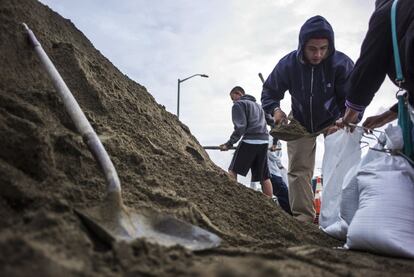 Los habitantes del sur de San Francisco llena bolsas de arena para proteger sus casas y negocios. Las autoridades esperan vientos de hasta 120 kilómetros por hora.