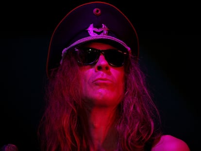 Julian Cope en un concierto en el Latitude Festival de 2008 en Suffolk, Inglaterra.