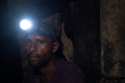 Marvin Chávez en el interior de la mina Santa Elena, donde seis personas trabajan en la búsqueda de oro.