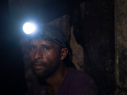 Marvin Chávez shot in the interior of El Salvador’s Santa Elena mine, where six people are employed in the search for gold.