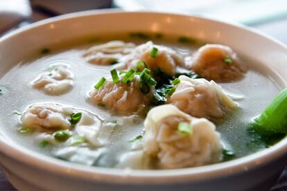 Los 'dumplings' (empanadillas chinas), son parte fundamental de esta rica sopa china.