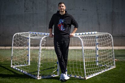 Guido Rodríguez posa en la ciudad deportiva Luis del Sol, del Betis.