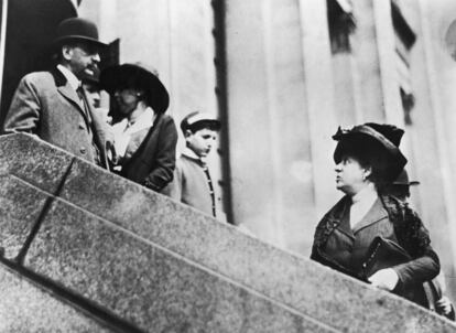 Florette Guggenheim y su hermano Witt Seligman acuden a las oficinas de la White Star en Nueva York para obtener información de su marido, el multimillonario Benjamin, que viajaba en el Titanic. Guggenheim fue uno de los más célebres desaparecidos del buque.