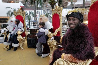 Los Reyes Magos en el centro comercial Isla Azul, en el sur de Madrid.