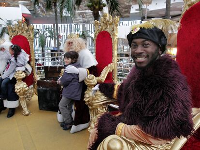 Los Reyes Magos en el centro comercial Isla Azul, en el sur de Madrid.