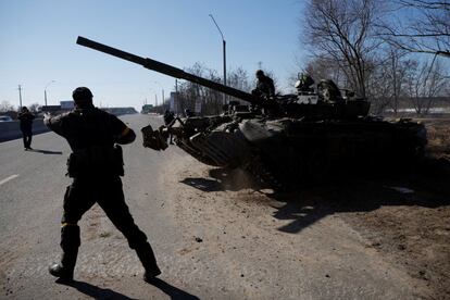 Los militares ucranianos utilizan un tanque ruso que capturaron tras un enfrentamiento, este jueves cerca de Brovary. Rusia afirma que ha evacuado a 187.000 personas, mientras que Ucrania ha señalado este jueves que ha logrado sacar a 400.000 civiles "primariamente de las zonas donde hay combates activos", según el ministro del Interior, Denis Monastirski.