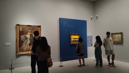 Varias personas visitan la exposición.