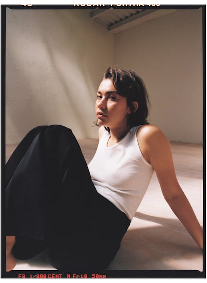 Greta Fernández viste pantalón Nina Ricci y camiseta ‘vintage’.
