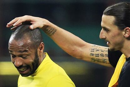 Henry e Ibrahimovic se saludan al finalizar el partido