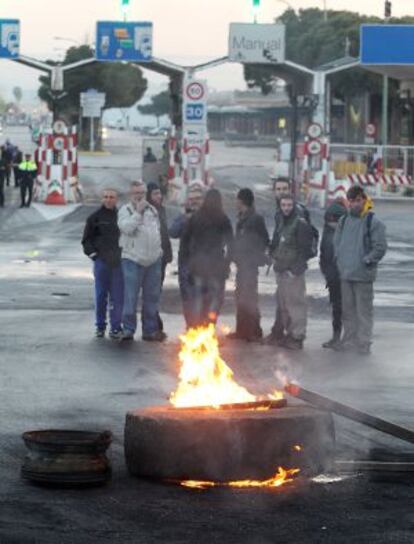 Quema de neumáticos en la entrada de Mercabana en la Zona Franca de Barcelona.