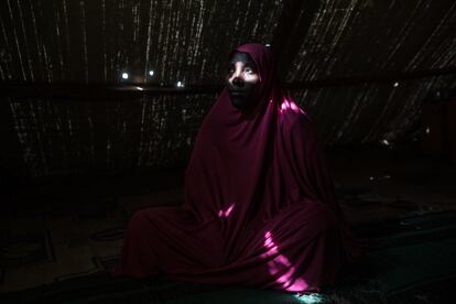 Retrato de uma mulher sequestrada pelo Boko Haram. Como estava grávida, nenhum miliciano a quis como esposa, por isso tentaram vendê-la. Dias antes de conseguirem seu objetivo, ela fugiu e chegou a um campo de refugiados onde vive há meses. O episódio a fez perder o bebê.