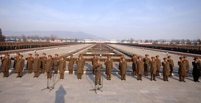 Mandos del ejército popular de Corea del norte participan en un desfile de lealtad al líder norcoreano Kim Jong.