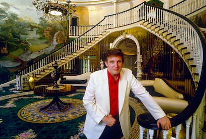 Donald Trump en el vestíbulo principal de su mansión de Greenwich, Connecticut, en 1987.