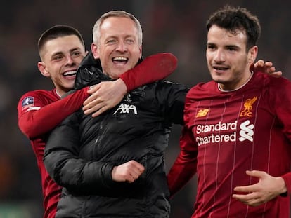 El entrenador del Liverpool sub-23, Neil Critchley, celebra la victoria con sus jugadores.