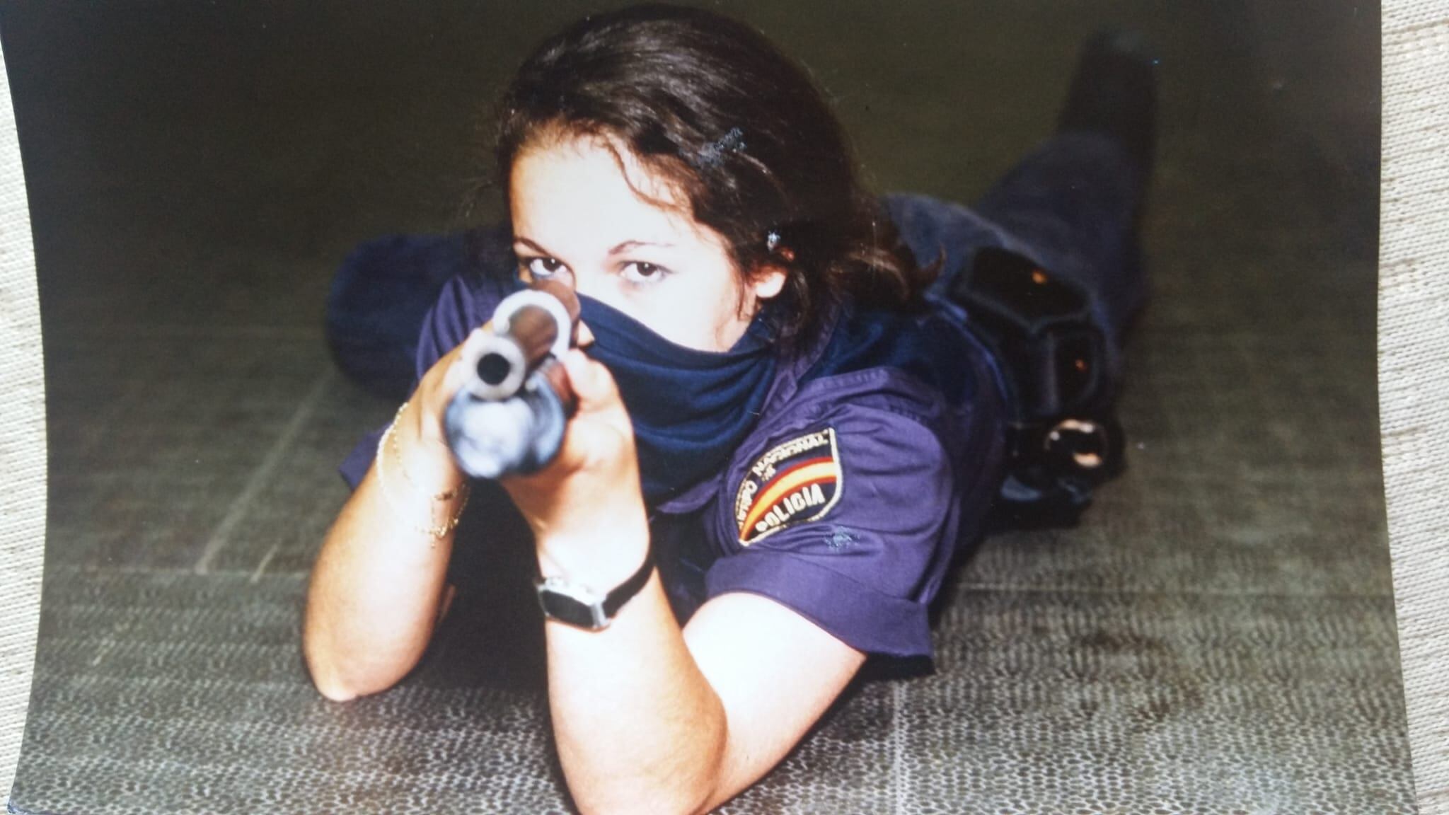 Margarita Crespo, una de las primeras cuatro mujeres antidisturbios de la Policía Nacional, en una imagen de principios de los noventa.