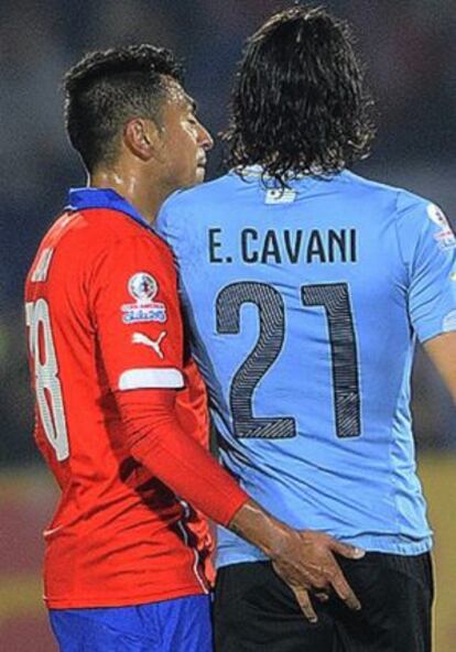 Jara agride a Cavani no Chile-Uruguai.