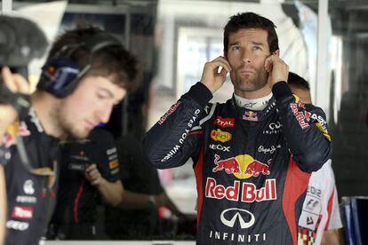 El piloto australiano de Fórmula Uno Mark Webber, de la escudería Red Bull, permanece en el garaje de su equipo durante la primera sesión de entrenamientos libres.