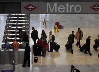 Varios pasajeros en el metro de la T-4 de Barajas.