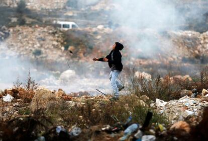 Un manifestante palestino durante los enfrentamientos con fuerzas de seguridad israelíes en Cisjordania.