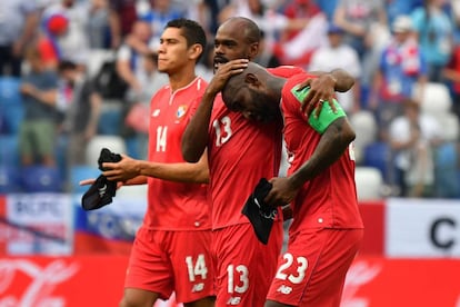 Baloy, autor del primer gol en la historia de Panamá en los mundiales, se abraza a sus compañeros. REUTERS