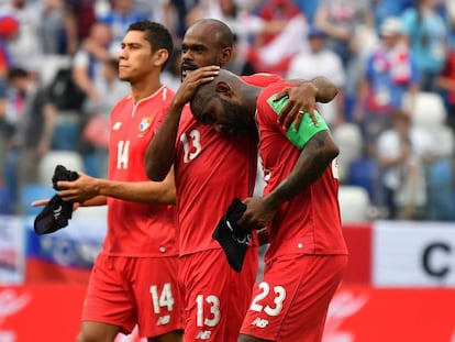 Baloy, autor del primer gol en la historia de Panamá en los mundiales, se abraza a sus compañeros. REUTERS