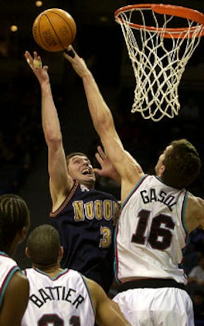 Gasol coloca un tapón a Bowen, de los Nuggets.