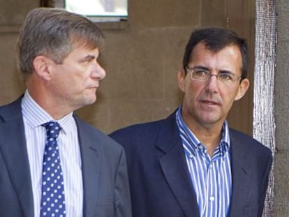 Miquel Nadal, a la derecha, sale con su abogado de la Audiencia de Palma el martes. 