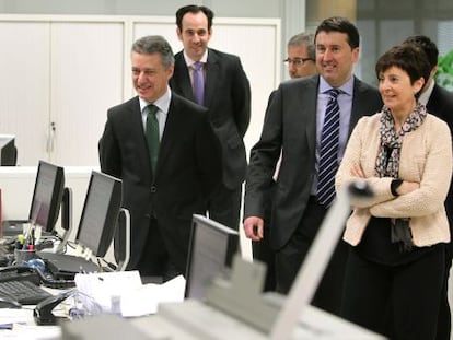 El 'lehendakari' Urkullu, junto con la consejera de Desarollo Económico, Arantza Tapia, y directivos de Etxe-Tar, durante su visita a la empresa en Elgoibar.