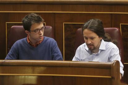 El lider de Podemos, Pablo Iglesias,,d., y el portavoz del grupo, Íñigo Errejón,en sus escados durante el pleno del Congreso de los Diputados, celebrado hoy.