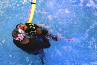 Um terapeuta ajuda uma criança a fazer exercícios em uma piscina em Bangalore, em 6 de novembro de 2015.