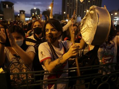 Manifestante durante um protesto neste sábado em Lima.