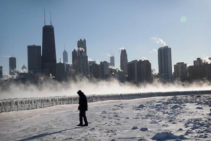 Un hombre camina por la orilla del lago Míchigan en Chicago.