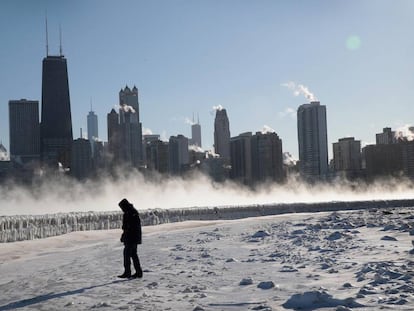 Un hombre camina por la orilla del lago Míchigan en Chicago.