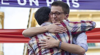 El coordinador general de IU, Alberto Garzon, y al secretario de Politica de Podemos, I&ntilde;igo Errejon, en un mitin en M&aacute;laga. 
 