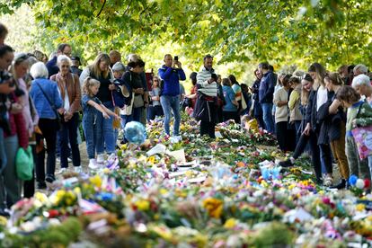 Flores depositadas en un parque de Londres en recuerdo a Isabel II en Londres, este domingo. 