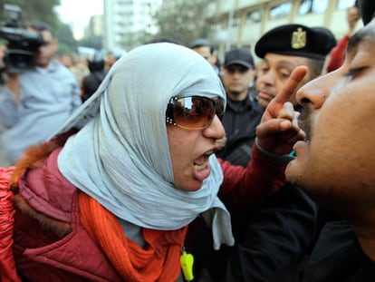 Una manifestante se encara a un policía antidisturbios que bloquea el paso a una manifestación del sindicato de periodistas.